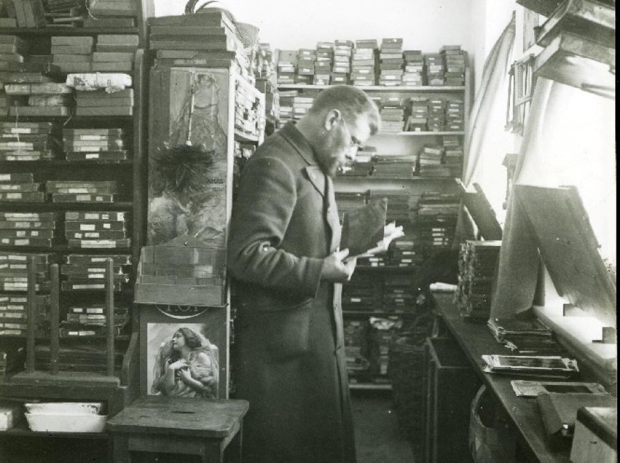 Fotograf Kristian Hude i sit pladelager, før 1929